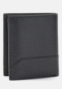 Portefeuille en cuir noir avec une finition texturée. Il présente un design pliable, des coutures contrastées et une fente pour carte sur le devant.