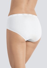 Mutande di cotone bianco con dettagli a scollatura e una texture morbida, caratterizzate da un design classico a piena copertura.