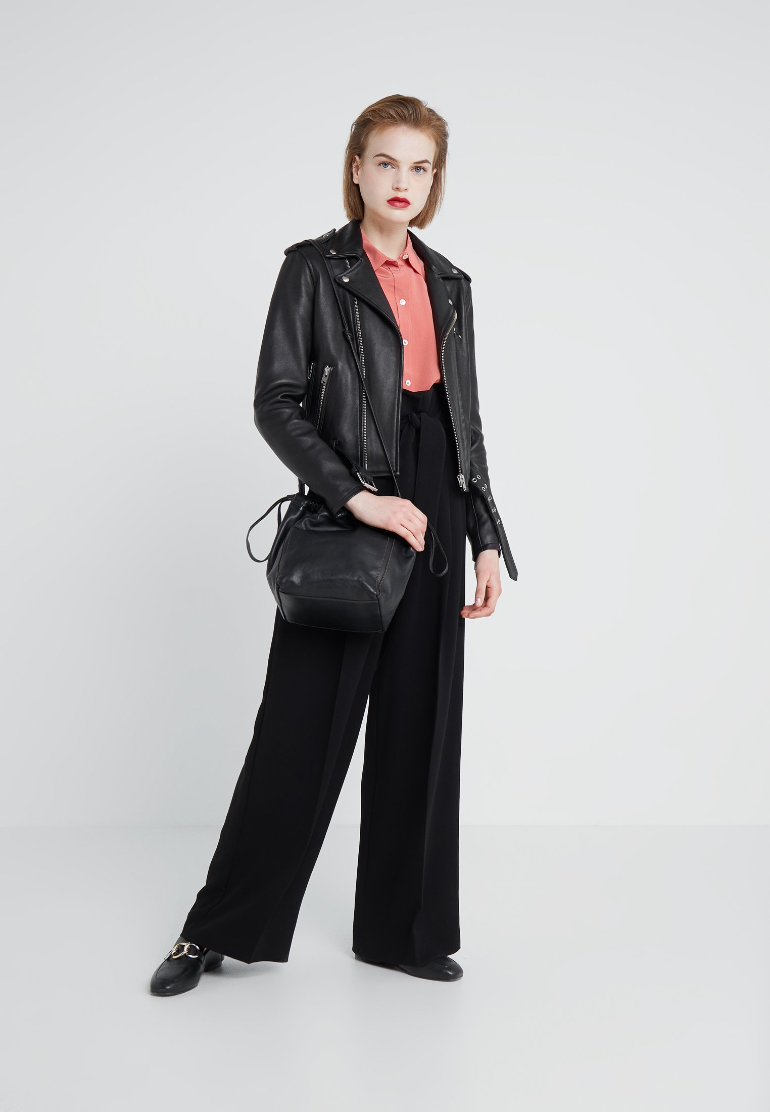 Filippa K LENA SOFT BUCKET BAG Skulderveske blacksvart Filippa K LENA SOFT BUCKET BAG Skulderveske blacksvart