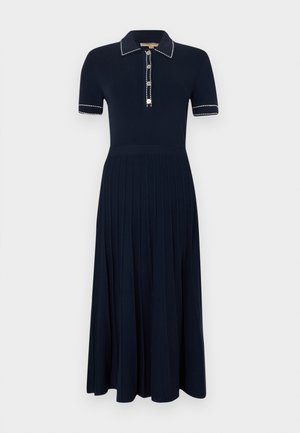 Vestido azul marino de manga corta con tapeta de botones y cuello, costuras en contraste blancas en el cuello y las mangas, y falda plisada.