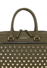 Borsa verde oliva con ferrature argentate, caratterizzata da una texture liscia e da decorazioni con borchie sulla parte anteriore. Chiusura con cerniera e manici robusti.