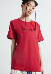 Jordan - WORDMARK CREW UNISEX - Print T-shirt - gym red Thumbnail Image 1