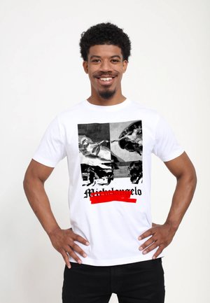 Weißes T-Shirt mit einem schwarz-weißen Grafikdruck eines Kunstwerks und einem roten Durchstreich über "Michelangelo". Kurze Ärmel und lockere Passform.
