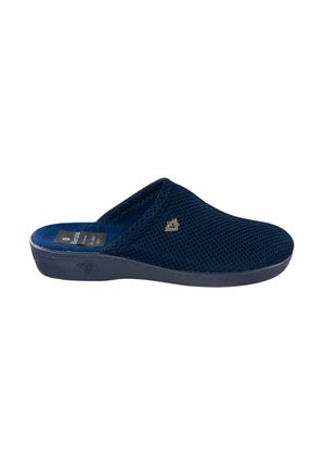 Zapatilla de casa para hombre en azul marino, tipo slip-on, con tejido superior texturizado y suela acolchada, con un pequeño logo metálico triangular en el lateral.