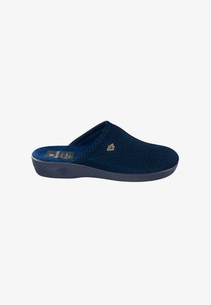 Zapatilla de casa para hombre en azul marino, tipo slip-on, con tejido superior texturizado y suela acolchada, con un pequeño logo metálico triangular en el lateral.