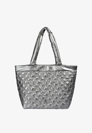 Bolso tote plateado con textura acolchada, que presenta una banda superior lisa y asas texturizadas y resistentes. Diseñado para la funcionalidad y el estilo.