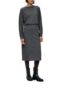 Robe grise à manches longues, au fit décontracté et taille froncée, accompagnée de bottines noires à la cheville. Texture lisse avec un motif subtil.