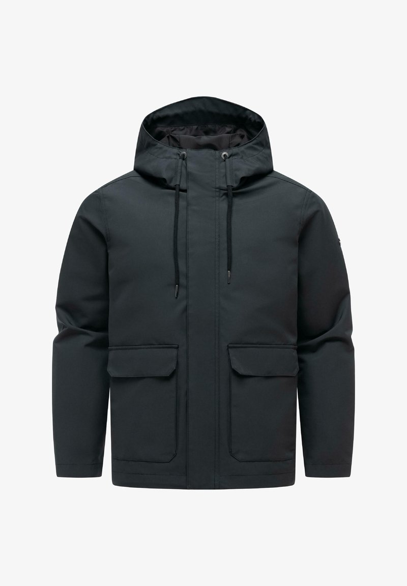 Veste noire imperméable à capuche avec fermeture éclair à l'avant, capuche à cordon de serrage et deux grandes poches à rabat sur le devant.