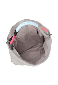 Bolsa de tote de estampado de leopardo gris con una textura de tela suave, que presenta asas enrolladas de colores azul, rosa y gris. Incluye un bolsillo con cremallera en el interior.