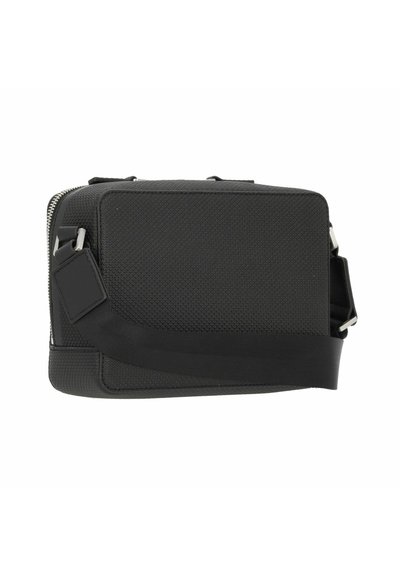 Sac à bandoulière rectangulaire noir avec une surface synthétique texturée, fermeture zip, sangle réglable et une petite étiquette amovible.