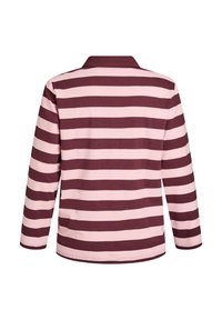 Garās piedurknes polo krekls ar bordo un gaiši rozā horizontālām svītrām. Iekļauj apkakli un taisnu apakšmalu. Izgatavots no mīkstas, strukturētas auduma.