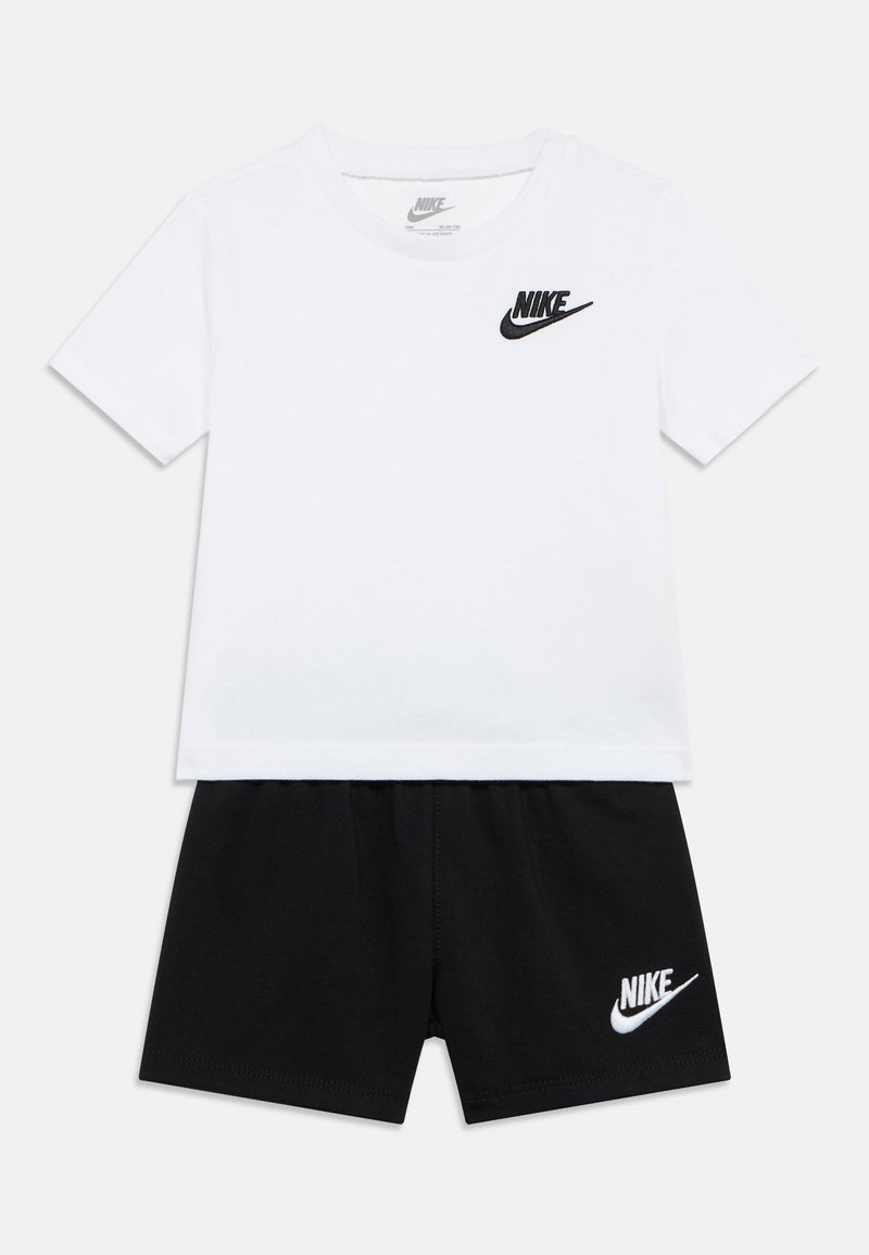 Σετ δύο τεμαχίων που αποτελείται από ένα λευκό βαμβακερό T-shirt με μαύρο λογότυπο Nike και μαύρο σορτς, με κεντημένο λογότυπο Nike στο τελείωμα.
