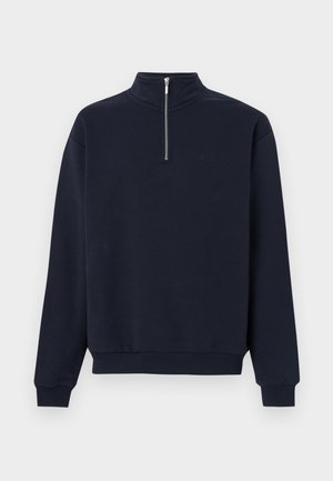 Sweatshirt bleu marine à demi-zip avec col, poignets et taille côtelés. Présente un texte brodé à l'avant, fabriqué en tissu doux.