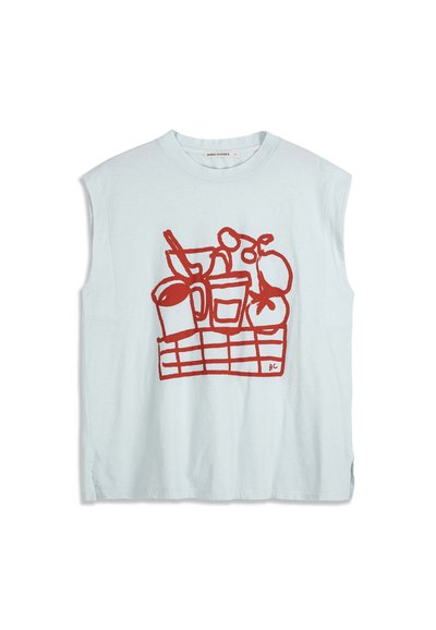 Top sin mangas de color azul claro con un dibujo en línea roja de una cesta que contiene varios alimentos, incluyendo una taza, frutas y un cartón.