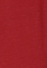 Tessuto di cotone rosso con una leggera trama melangiata, tessuto in modo uniforme, senza motivi o accenti, che presenta una finitura morbida e opaca.