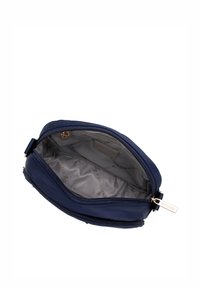 Námořnický modrý zipovací pytel s hladkým povrchem, zlatými kovovými detaily a šedým vnitřním podšívkou. Uvnitř se nachází označená visačka.