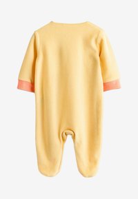 Gelbes Baby-Overall mit langen Ärmeln, aus weichem Stoff, orangefarbene Bündchen, runder Halsausschnitt und Fußdesign, mit glatter Textur und minimalen Details.