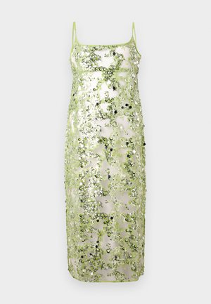 Rochie cu paiete în verde deschis, cu bretele subțiri, având o suprapunere dintr-o țesătură transparentă decorată cu paiete circulare și modele intricate.
