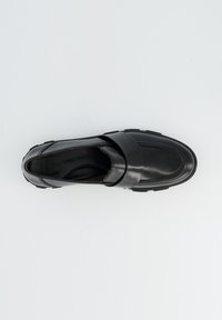 Schwarzer Lederschuh mit einer runden Zehenpartie und einem breiten Riemen über dem Mittelfuß; strukturierte Sohle für Grip und Haltbarkeit.