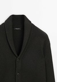 Cardigan côtelé gris foncé avec un col châle profond, doté de trois boutons noirs et d'un tissu texturé. L'étiquette indique "Massimo Dutti".