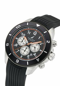 Orologio cronografo Nautica con cinturino in gomma nera, cassa in acciaio inossidabile, quadrante nero, sub-quadranti bianchi e dettagli arancioni. Resistente all'acqua fino a 100m.