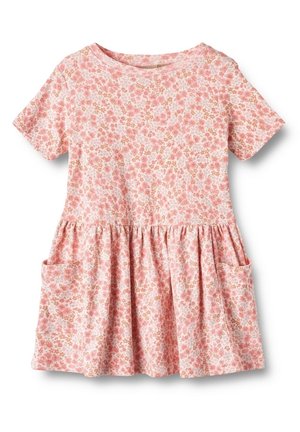 Kort mouw roze-witte bloemenjurk met een geplooide taille en twee voorzakken, ontworpen voor een kind.