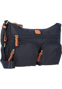Borsa a tracolla in nylon blu navy con molteplici tasche con zip, dettagli in pelle color marrone e hardware dorato. Texture morbida, forma rettangolare.