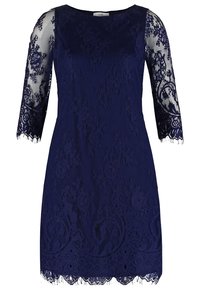 Mörkblå spetsklänning med trekvartsärmar av spets, blommönster och skurna detaljer i nederkanten, med en slät, figurnära bodice.
