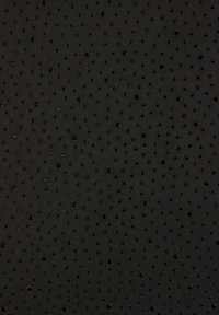 Tessuto nero con un motivo sparso di piccole paillettes nere lucide che creano un sottile effetto scintillante.