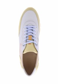 Hellegraue Sneaker mit pastellfarbenen Akzenten in Rosa und Gelb, runden Schnürsenkeln, einem beigen Label und einer gepolsterten Innensohle für Komfort.
