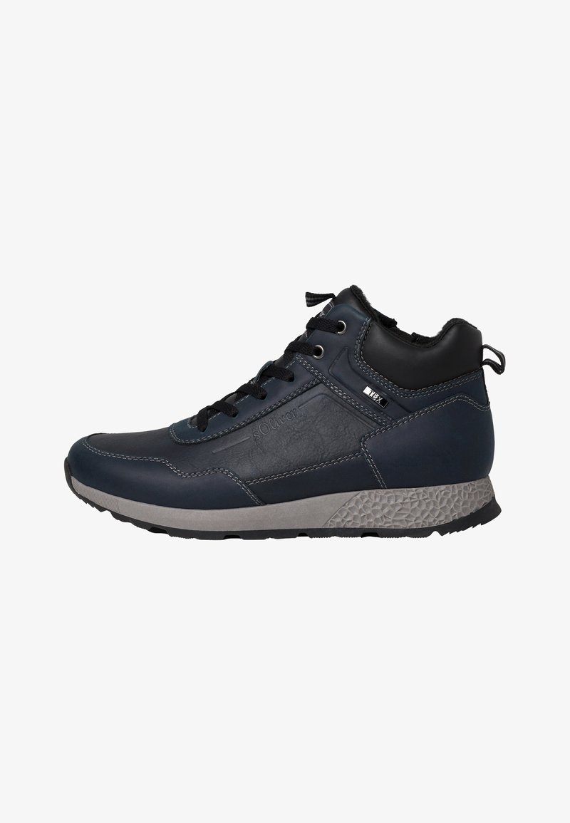 Sneaker mi-haut en cuir bleu marine, avec une semelle en caoutchouc texturé gris, des accents noirs et un système de laçage traditionnel.