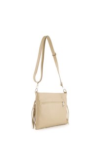 Beżowa torebka crossbody wykonana z teksturowanej skóry, z przednią kieszenią na zamek oraz długimi frędzlami po bokach. W zestawie regulowany pasek.