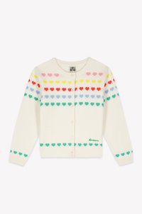 Cardigan bianco lavorato a maglia con motivi a forma di cuore multicolore nei colori rosa, giallo, rosso, blu e verde. Presenta bottoni frontali e ricamo del marchio verde.
