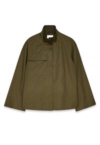 Olivenfarvet jakke med lange ærmer og høj krave. Har en enkelt brystlomme og et minimalistisk design med en glat, mat tekstur.