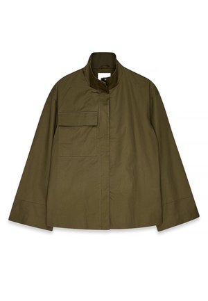 Olivgrön, långärmad jacka med hög krage. Har en enkel bröstficka och en minimalistisk design med en slät, matt textur.