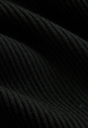 Schwarzer Strickstoff mit einer gerippten Textur, der vertikale Linien und subtile Dickenvariationen aufweist. Weiche und flexible Erscheinung.