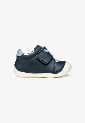 Scarpa in pelle blu navy con puntale in gomma bianca e strap in Velcro. Presenta cuciture decorative e accenti blu chiaro sul tallone.