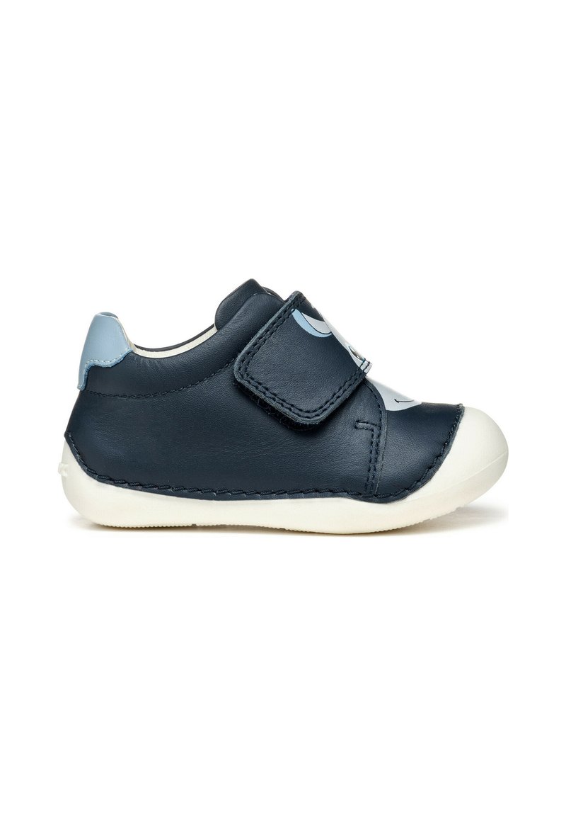 Scarpa in pelle blu navy con puntale in gomma bianca e strap in Velcro. Presenta cuciture decorative e accenti blu chiaro sul tallone.