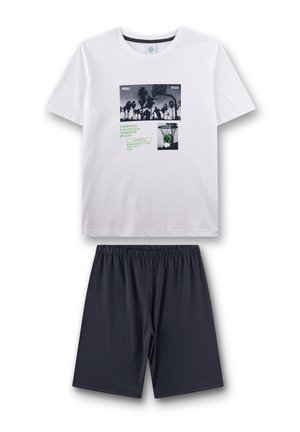 Weißes T-Shirt mit kurzen Ärmeln, bedruckt mit einem Basketball-Motiv und grünem Text, kombiniert mit dunkelblauen Shorts mit elastischem Bund.