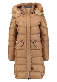 Abrigo parka acolchado marrón con capucha de pelo desmontable, bolsillos con cremallera y puños de canalé. Presenta costuras verticales y una cremallera central.