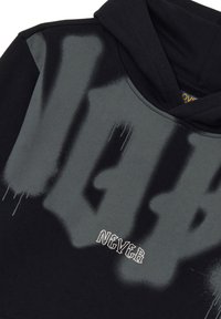 Felpa con cappuccio nera con un effetto spray in grigio sfumato, con la parola "NEVER" ricamata in bianco vicino al bordo inferiore.