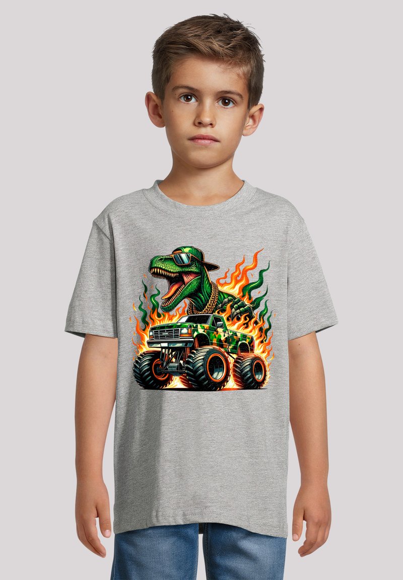 Grijze katoenen t-shirt met een cartoon dinosaur die een zonnebril draagt, een monstertruck bestuurt, met vlammen en camouflage-details.