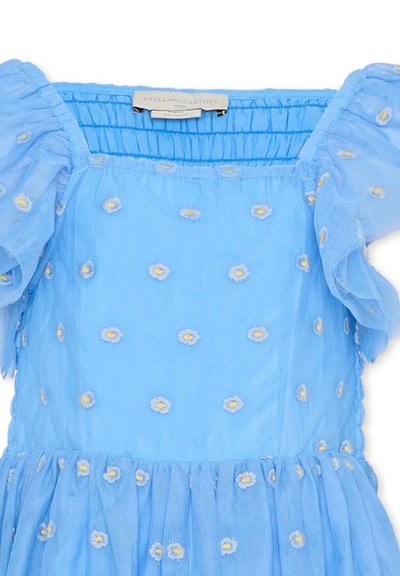 Robe bleu clair à manches bouffantes, ornée de délicates fleurs brodées et d'un corsage froncé. Confectionnée en tissu doux et texturé.