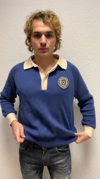 Mėlynas ilgomis rankovėmis polo marškinėlis su smėlio spalvos apykakle ir rankogaliais, krūtinėje yra apvalus logotipas. Minkšta medžiaga su laisvu siluetu.