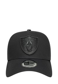 Gorra ajustable negra con un logo de los Raiders bordado y elevado en la parte frontal. Tela suave y diseño de visera curva. Etiqueta redonda en el borde.