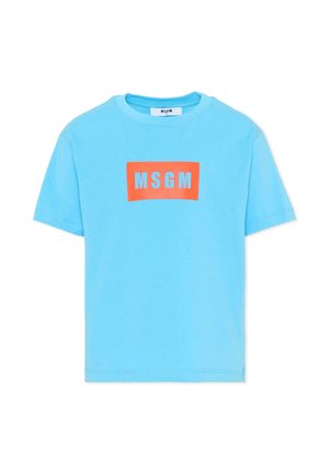 Lichtblauw T-shirt met korte mouwen en ronde hals, met een rood rechthoekig logo met "MSGM" in witte letters, gecentreerd op de borst.