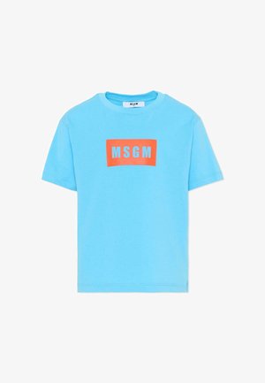 Camiseta de manga corta azul claro con cuello redondo, con un logo rectangular rojo con "MSGM" en letras blancas centrado en el pecho.
