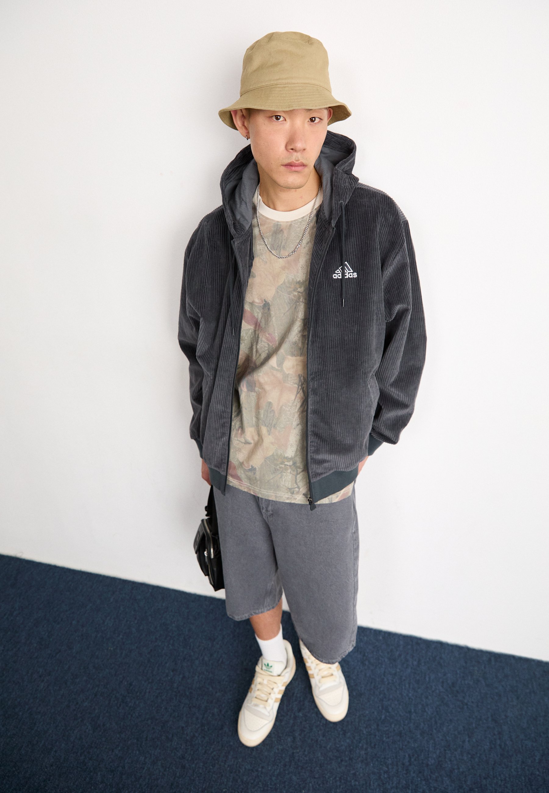 新品【NYLON STAND HOODED JUMPER】 アイボリー サイズ１ adidas Originals HOODIE - Leichte Jacke - carbon/dunkelgrau