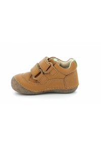 Baskets en cuir tan avec deux bandes Velcro, bout rond, semelle en caoutchouc texturée et détail vert contrastant à l'arrière.