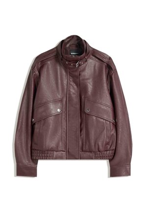 Veste en cuir marron foncé avec col haut et boucle, poches à rabat avec boutons-pression et taille élastiquée.